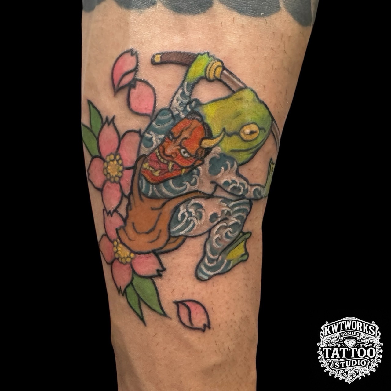 桜・蛙・刀の二重彫り (Sakura, Frog & Katana)
